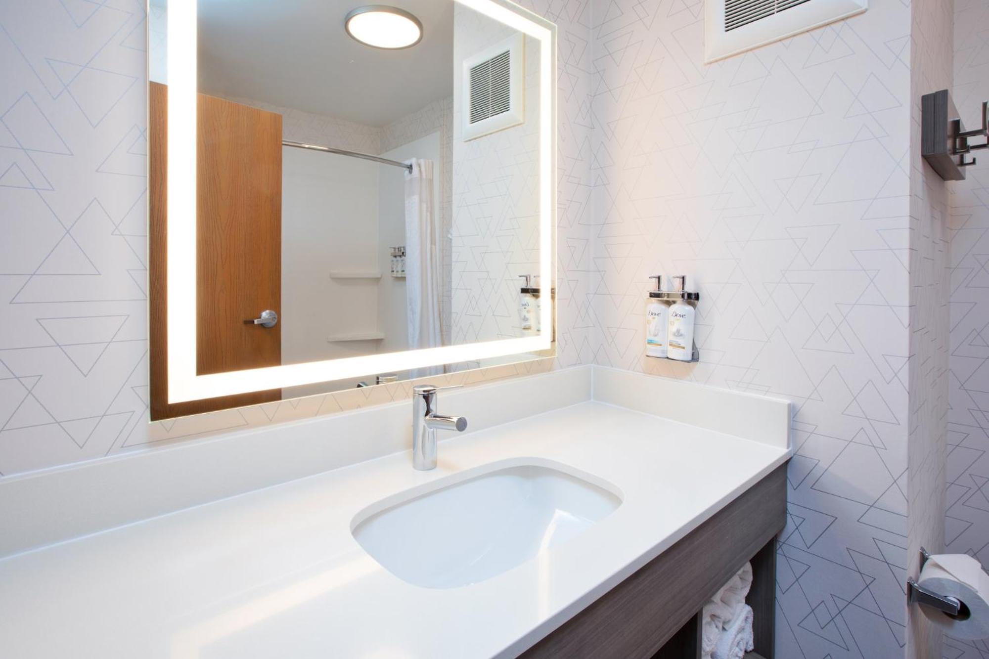 Holiday Inn Express & Suites Buffalo, An Ihg Hotel Екстер'єр фото