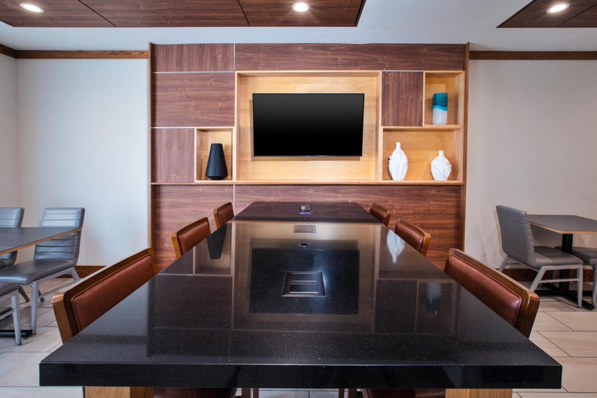Holiday Inn Express & Suites Buffalo, An Ihg Hotel Екстер'єр фото